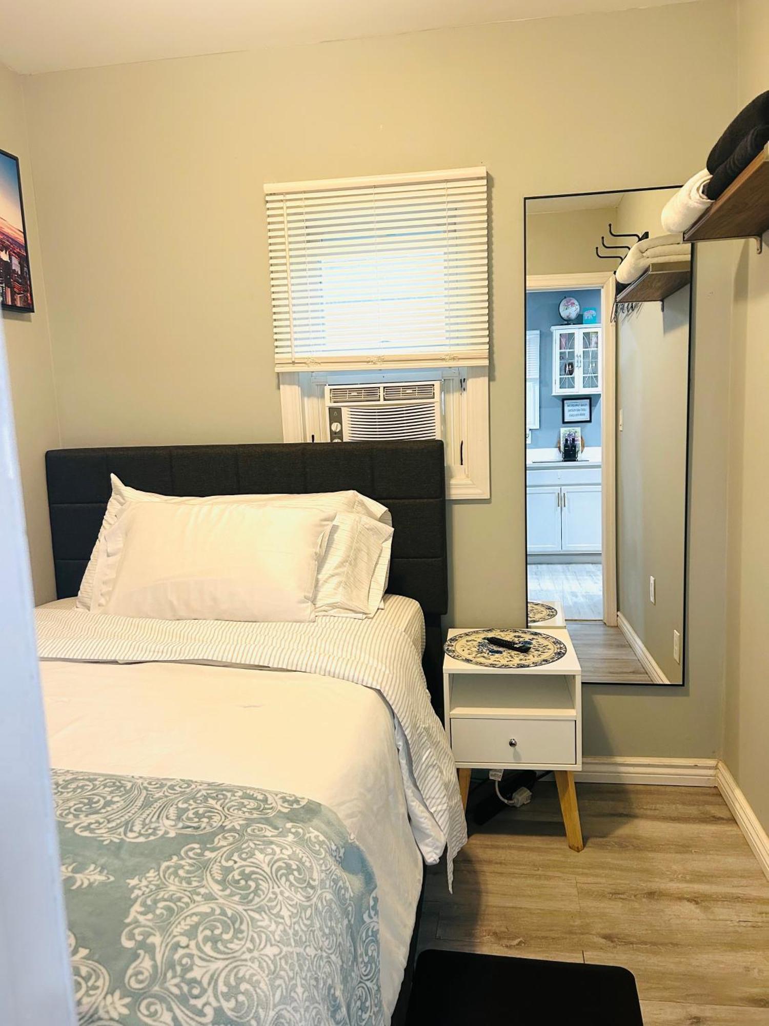 Fancy Studio Private Entrance Selden Bagian luar foto