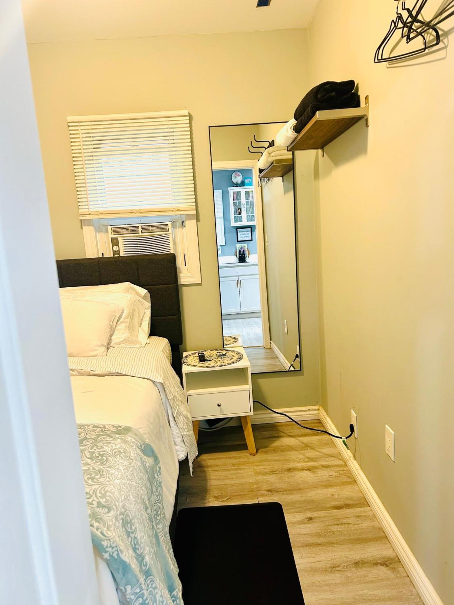 Fancy Studio Private Entrance Selden Bagian luar foto
